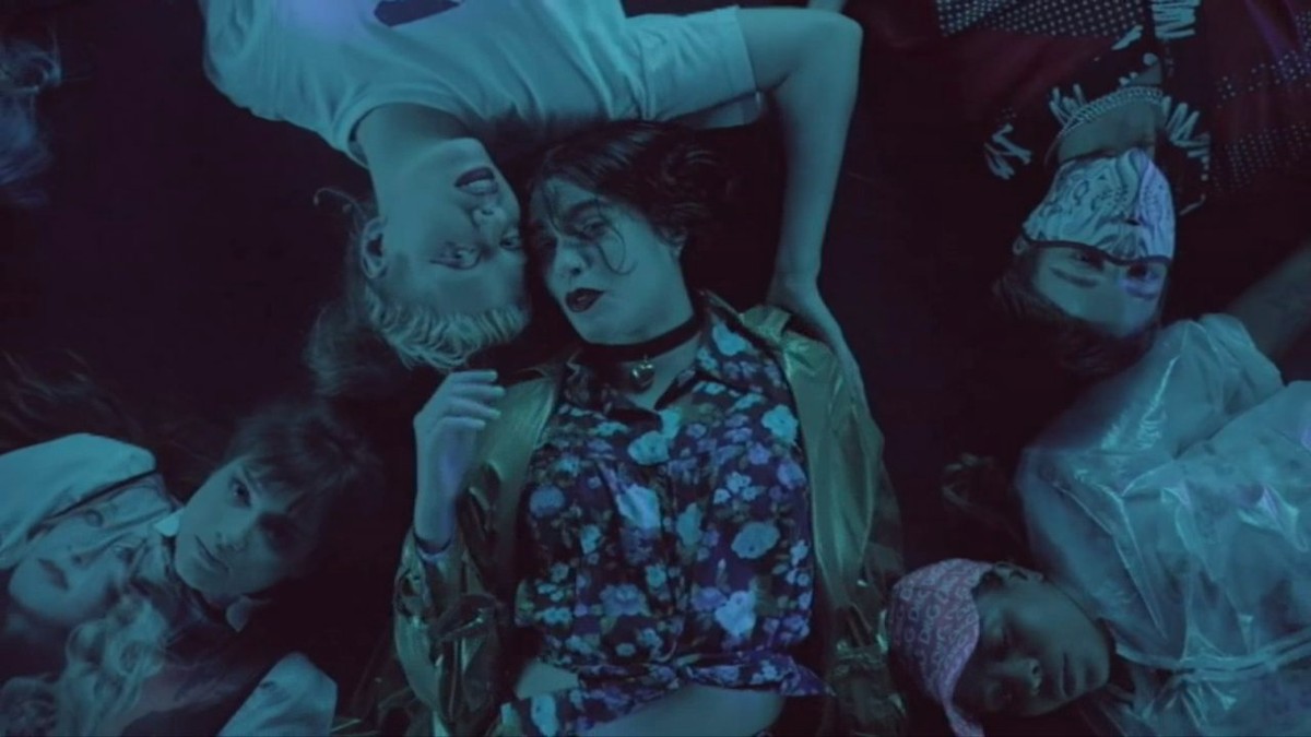So geht ein erotisches Musikvideo ohne nackte Frauen: Beatrice Eli (Mitte), umgeben von ihren «Girls».