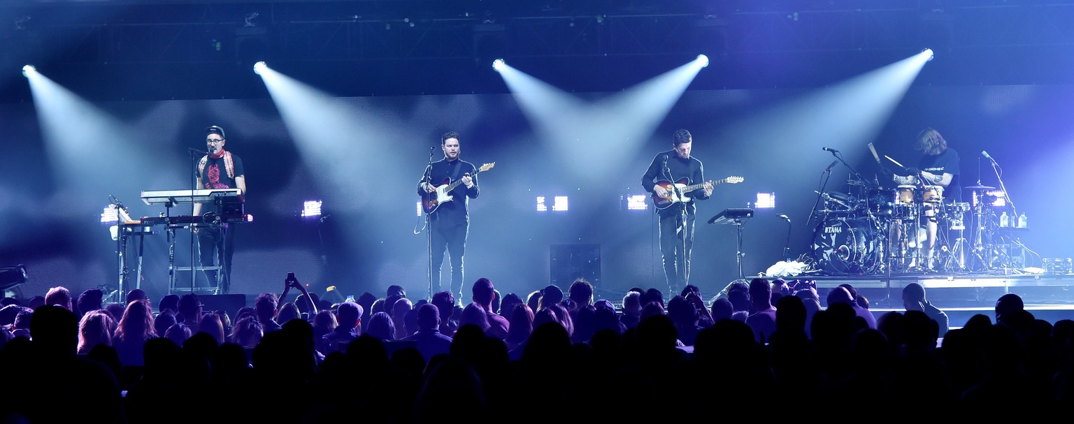 Gus Unger-Hamilton, Joe Newman, Gwil Sainsbury und Thom Green auf der Bühne in Kalifornien