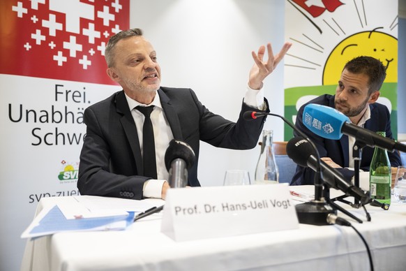 SVP Hans-Ueli Vogt spricht neben Domenik Ledergerber an einer Medienkonferenz zu seiner Kandidatur fuer die Nachfolge von Bundesrat Ueli Maurer, aufgenommen am Mittwoch, 19. Oktober 2022 in Zuerich. ( ...
