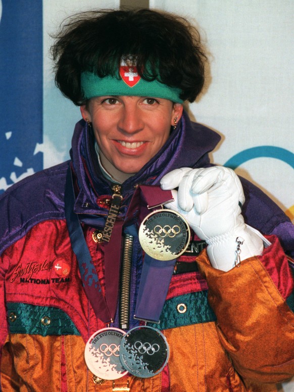 ARCHIV  ZU DEN ERFOLGREICHSTEN MEDAILLENGEWINNERN AN OLYMPISCHEN WINTERSPIELEN STELLEN WIR IHNEN FOLGENDES BILDMATERIAL ZUR VERFUEGUNG - Vreni Schneider zeigt am 27. Februar 1994 am Flughafen Kloten  ...