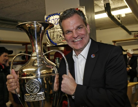 Sean Simpson mit dem Pokal, den die ZSC Lions unter seiner Führung für den Gewinn der Champions League erhielten.