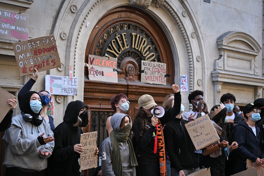 epaselect epa13282271 High school students protest over education conditions in Paris, France, 05 October 2026. EPA/FIRAS ABDULLAH