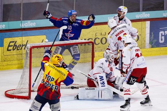 EHC Kloten Brandon Gignac (#10) und PostFinance Top Scorer Petteri Puhakka feiern den Treffer ihres Teamkollegen zum 4-3 waehrend dem Qualifikationsspiel der Eishockey-Meisterschaft der National Leagu ...