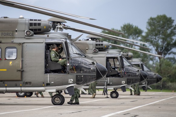 Drei Transporthelikopter 06 (TH06) der Schweizer Armee, besser bekannt als Super Puma, starten auf dem Airport Locarno in Richtung Griechenland, am Samstag, 7. August 2021. Die Schweiz unterstuetzt mi ...