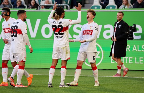 18.10.2025, Deutschland, Wolfsburg, Fu�ball Bundesliga, Saison 2025/2026, VfL Wolfsburg vs. VfB Stuttgart, Jubel nach dem 0:3 Tor, Torsch�tze Angelo Stiller VfB *** 18 10 2025, Germany, Wolfsburg, Soc ...