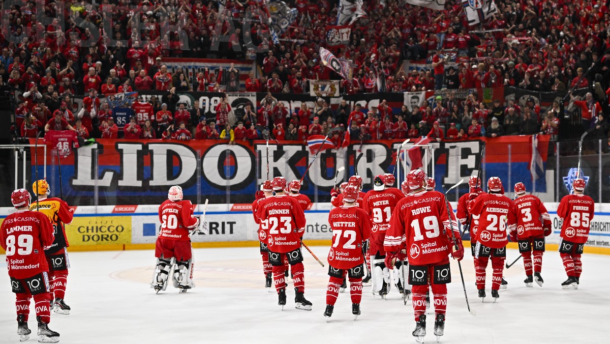 Rappi laesst sich von der Kurve feiern im Eishockeyspiel der National League zwischen den Rapperswil-Jona Lakers und dem HC Ambri-Piotta, am Samstag, 4. Maerz 2023, in der St. Galler Kantonalbank Aren ...