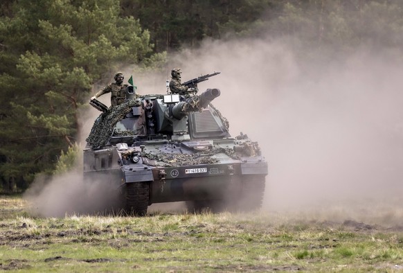 Panzerhaubitze 2000 der Bundeswehr waehrend der Uebung - Wettiner Heide -. Deutschland stellt 2023 mit der Panzergrenadierbrigade 37 - Freistaat Sachsen - den Leitverband fuer die multinationalen Land ...