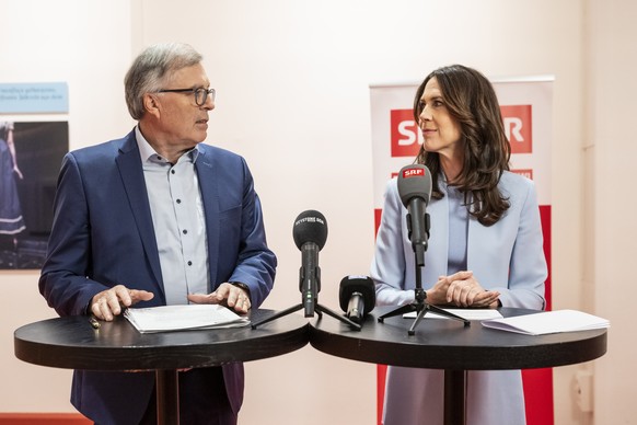 KEYPIX - Susanne Wille, Generaldirektorin der Schweizerischen Radio- und Fernsehgesellschaft SRG, rechts, und Jean-Michel Cina, Praesident der SRG, kommentieren die deutliche Ablehnung der eidgenoessi ...
