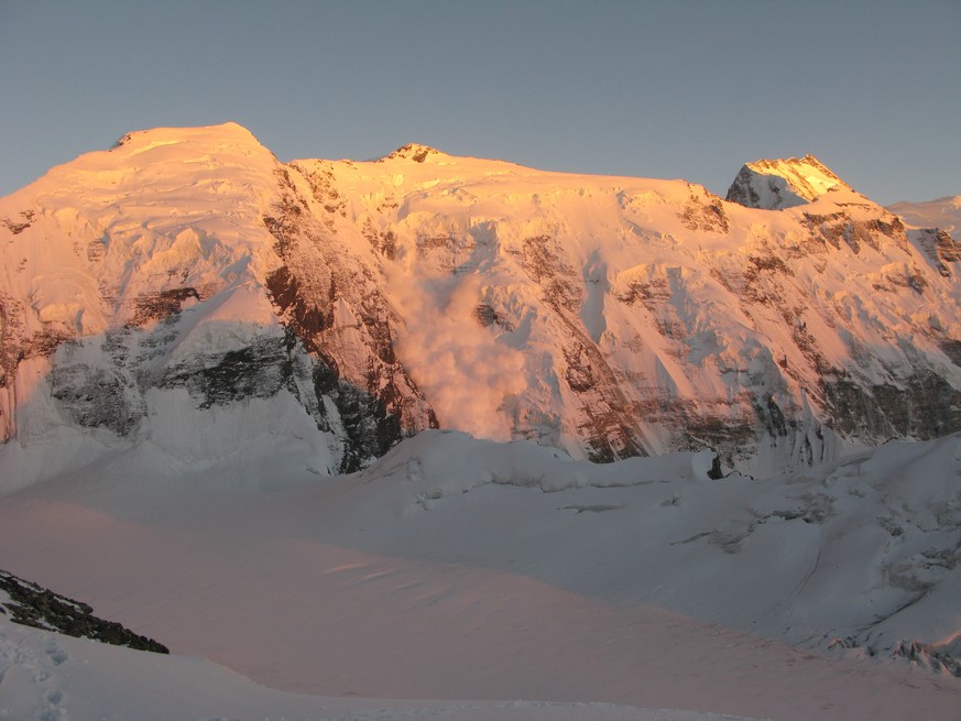 Pik Ismoil Somoni, (hinten rechts). Shutterstock