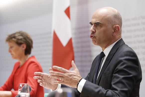 Bundesrat Alain Berset spricht neben Bundespraesidentin Simonetta Sommaruga waehrend einer Medienkonferenz des Bundesrates ueber die Situation des Coronavirus, am Donnerstag, 16. April 2020 in Bern. ( ...