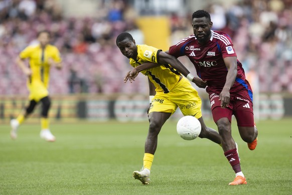 Ebrima Colley (YB), links, und Kasim Adams (SFC) in Aktion im Super League Spiel zwischen Servette FC und BSC Young Boys, am Sonntag, 11. Mai 2025 im Stade de Geneve in Genf. (KEYSTONE/Peter Klaunzer)