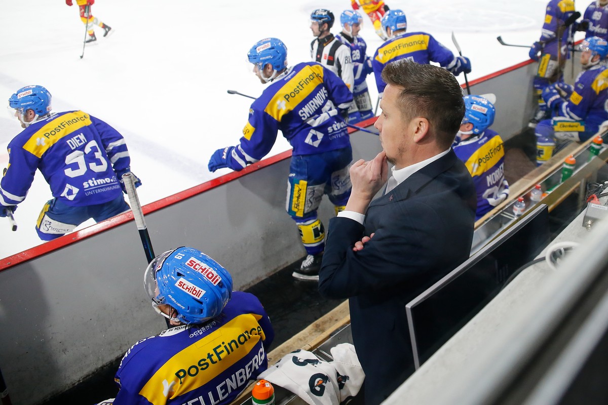 Headcoach Lauri Marjamaeki (Kloten) im Meisterschaftsspiel der National League zwischen dem EHC Kloten und den SCL Tigers, am Samstag, den 30. November 2024 in der Swiss Arena in Kloten. .(KEYSTONE/Ma ...