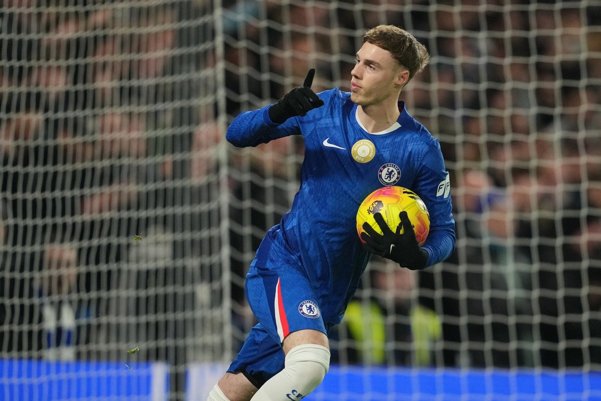 Chelsea's Cole Palmer celebrates scoring his side's first goal from the penalty spot during the English Premier League soccer match between Chelsea and Bournemouth in London, England, Tuesda ...