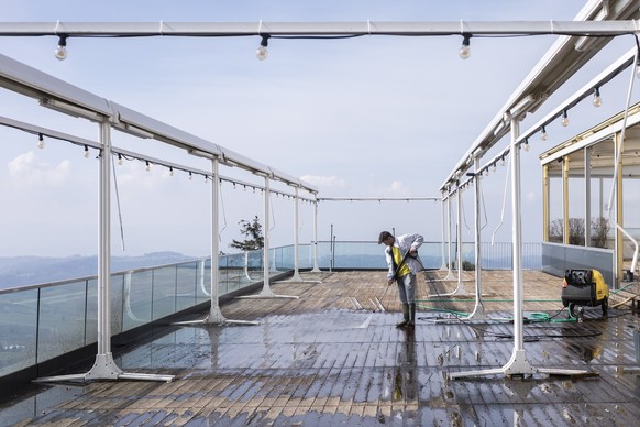 ARCHIVBILD ZUR GEPLANTEN WIEDEREROEFFNUNG VON RESTAURANTTERRASSEN AB DEM 23. MAERZ, AM FREITAG, 12. MAERZ 2021 - Ein Mann reinigt mit einem Hochdruckreiniger die Panorama-Terrasse von dem Restaurant U ...