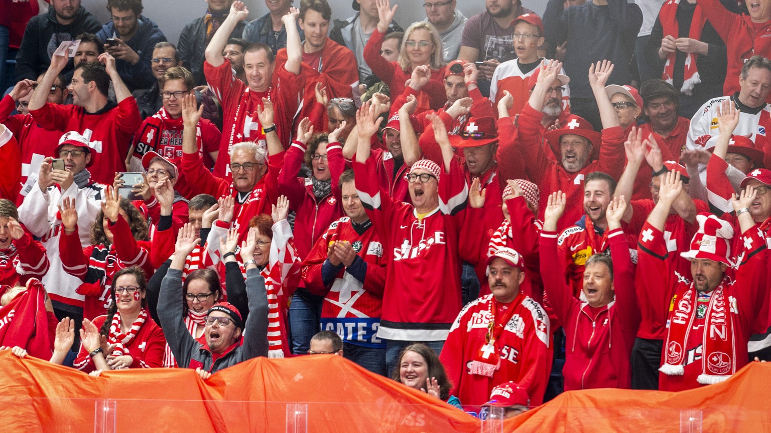 Swiss fans during the game between Switzerland and Italy, at the IIHF 2019 World Ice Hockey Championships, at the Ondrej Nepela Arena in Bratislava, Slovakia, on Saturday, May 11, 2019. (KEYSTONE/Mela ...