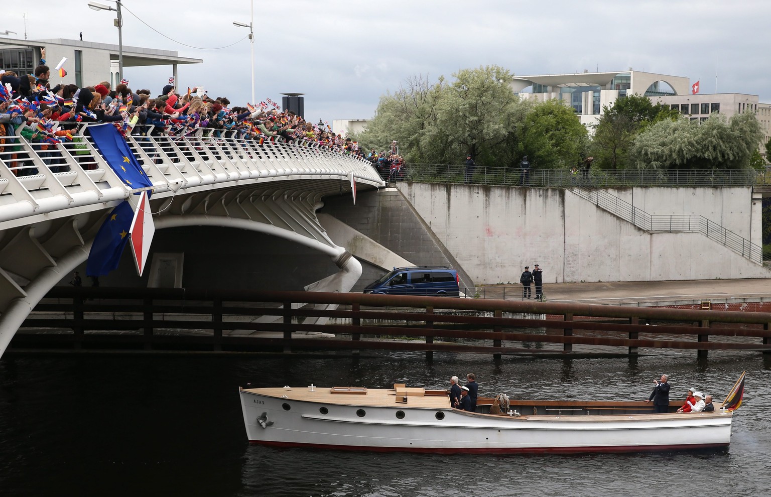 Die Queen (in Weiss) zusammen mit dem deutschen&nbsp;Bundespräsidenten Joachim Gauck&nbsp;am Mittwoch bei einem Ausflug auf der Spree in Berlin. Übrigens hinten rechts ist auch die Schweizer Botschaft ...