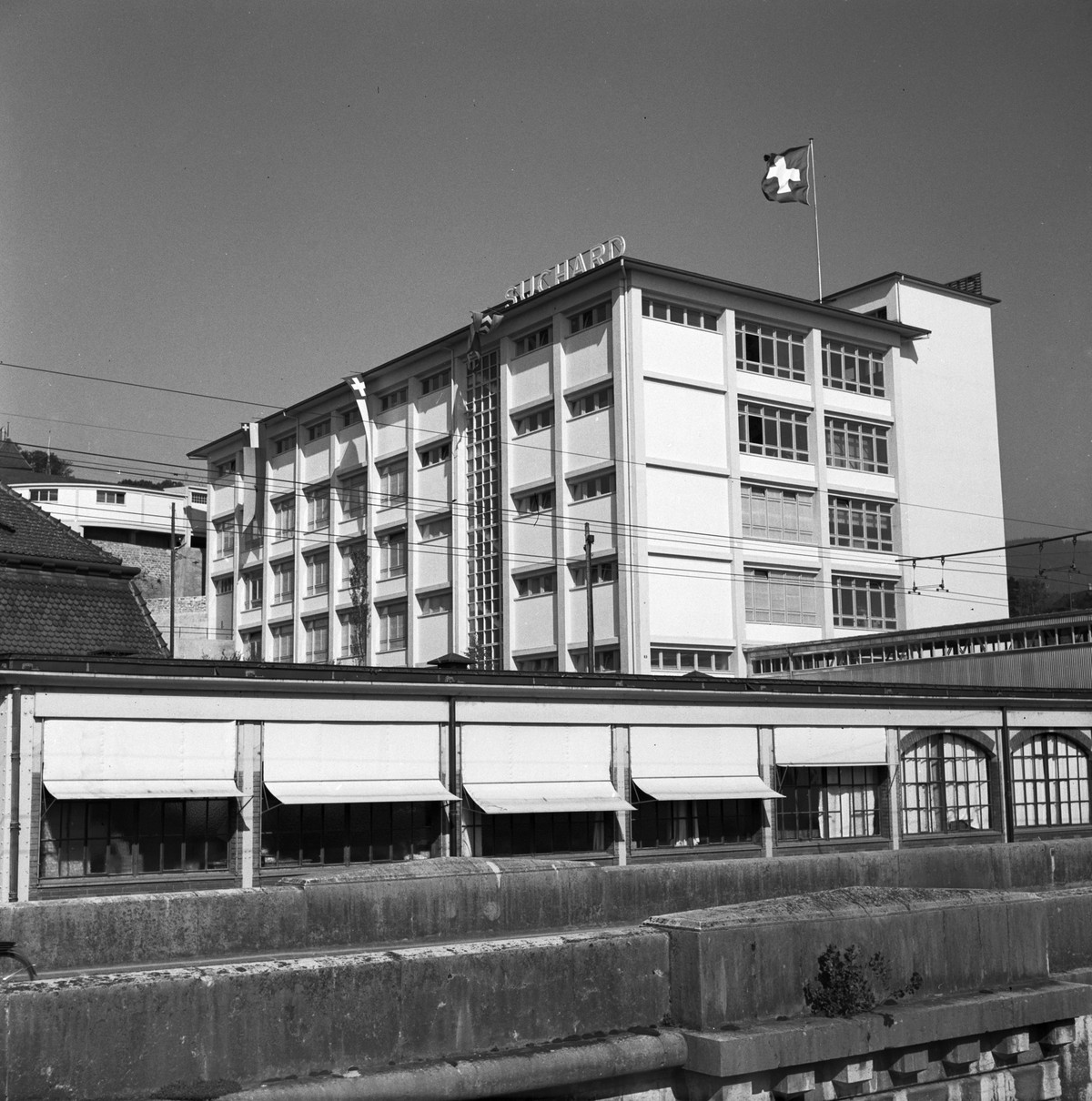 Neues Produktionsgebaeude der Neuenburger Schokoladenfabrik "Suchard" in Serrières mit direktem Bahnanschluss, aufgenommen im Oktober 1953. (KEYSTONE/PHOTOPRESS-ARCHIV/Barney)