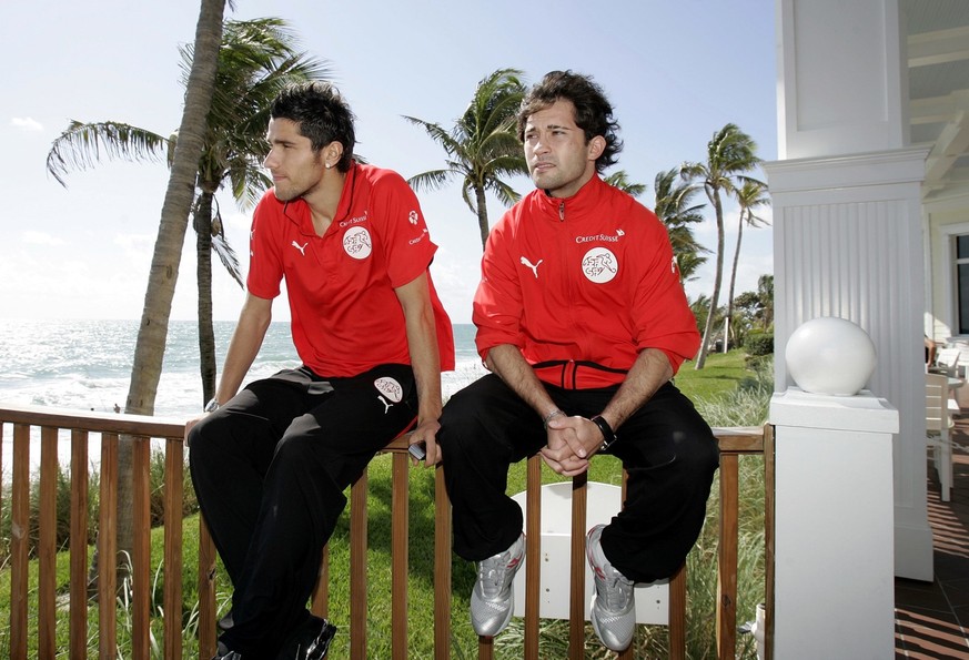 Die Schweizer Fussball Nationalspieler Alberto Regazzoni, rechts, und Valon Behrami sitzen auf der Terrasse des Pelican Beach Resort Hotel, am Mittwoch, 21. Maerz 2007, in Fort Lauderdale. Die Schweiz ...