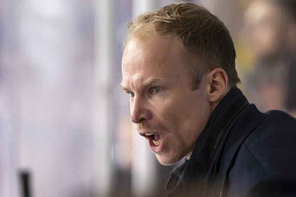 Headcoach Johan Lundskog (SCRJ) im Qualifikationsspiel der Eishockey National League zwischen dem HC Ajoie und den SC Rapperswil-Jona Lakers in der Raiffeisen Arena in Porrentruy, am Donnerstag, 27. F ...