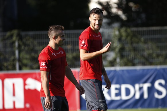 Haris Seferovic lacht mit Xherdan Shaqiri über das «Seeli» der Schweizer Bünzlis im Härdöpfelstock.