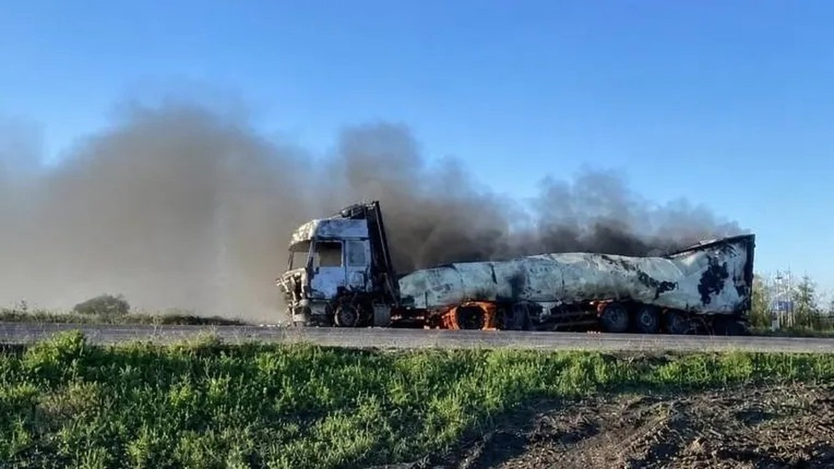 Un camion-citerne russe en feu. Des images faisant état d&amp;#039;attaques présumées contre les voies d&amp;#039;approvisionnement russes sont publiées sur les réseaux sociaux.