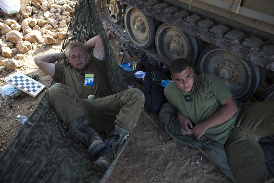 Beide Seiten - Israel und die Hamas - haben im Verlauf des Tages einseitige Waffenruhen verkündet .