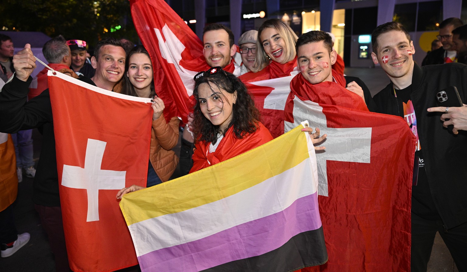 epa11334274 Swiss fans celebrate outside the Malm