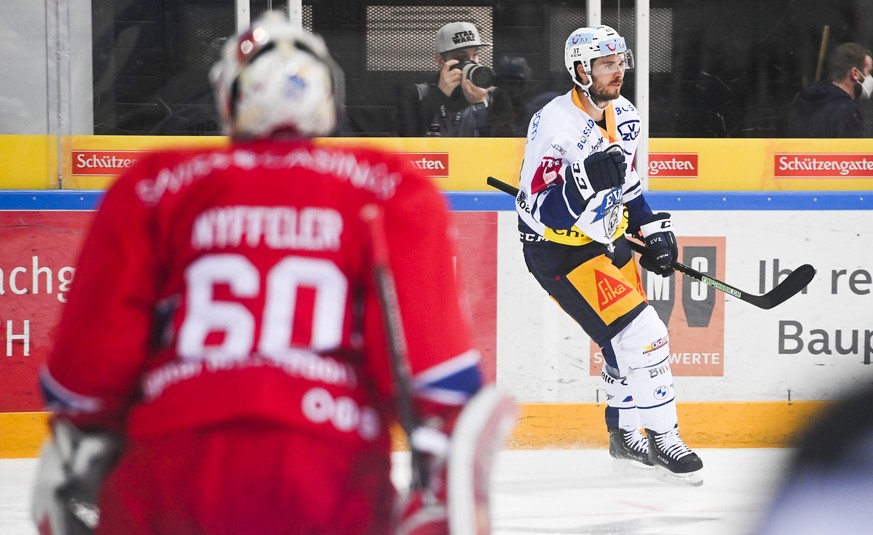 Zugs Nick Shore bejubelt seinen Treffer zum 1-2 in Spiel 2 des Playoff 1/2 Final Eishockeyspiels der National League zwischen den Rapperswil-Jona Lakers und dem EV Zug, am Dienstag, 27. April 2021, in ...