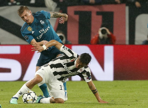 Juventus&#039; Paulo Dybala, right, duels for the ball with Real Madrid&#039;s Toni Kroos during the Champions League first leg quarter final soccer match between Juventus and Real Madrid, at Juventus ...