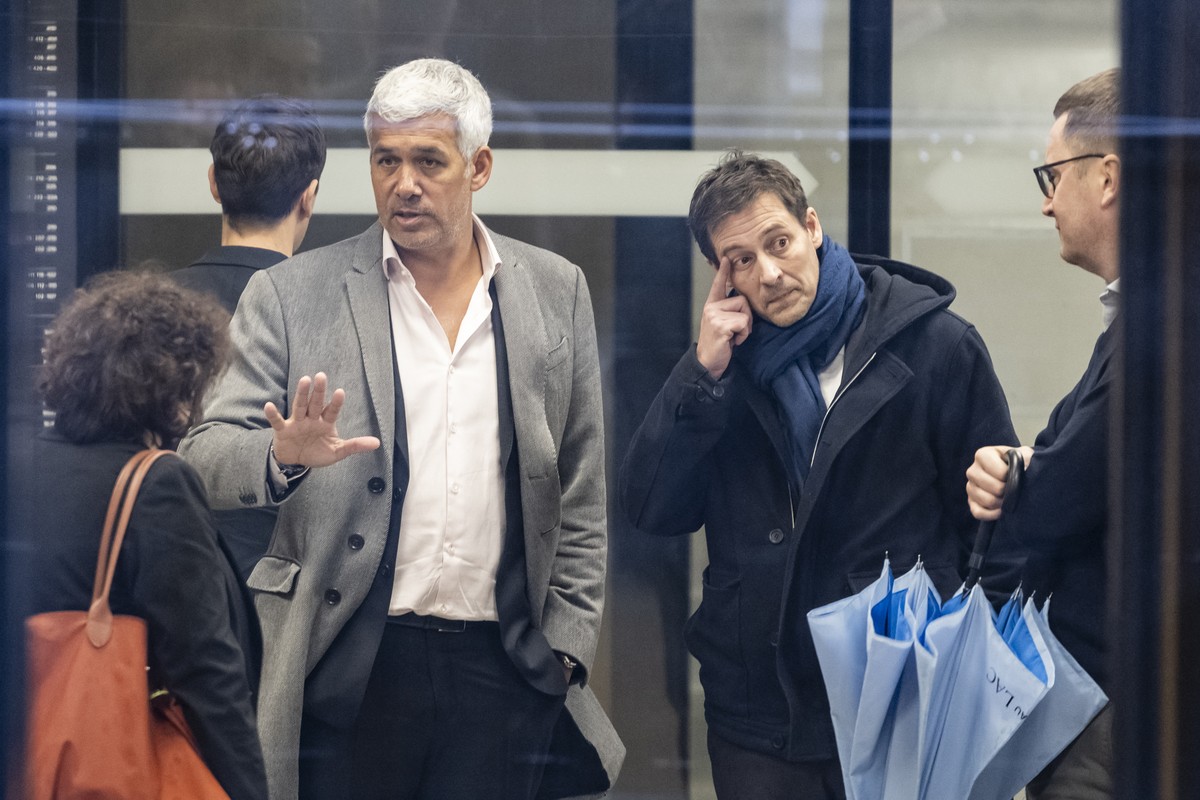 Nicola Meier, 2nd left, and Patrick Michoud, 2nd right, lawyers of the owners of "Le Constellation" bar in Crans-Montana, talks to lawyers of the victim's families, with Romain Jordan,  ...
