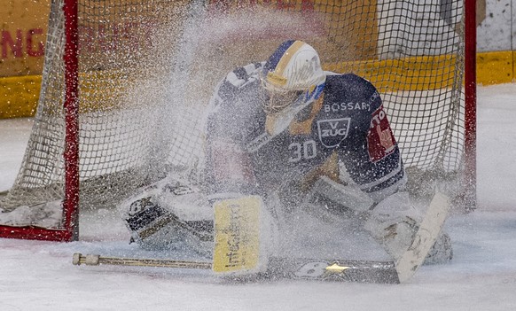 Der Zuger Torhueter Leonardo Genoni beim Eishockey Meisterschaftsspiel in der Qualifikation der National League zwischen dem EV Zug und den SCL Tigers vom Freitag, 12. Februar 2021 in Zug. (KEYSTONE/U ...