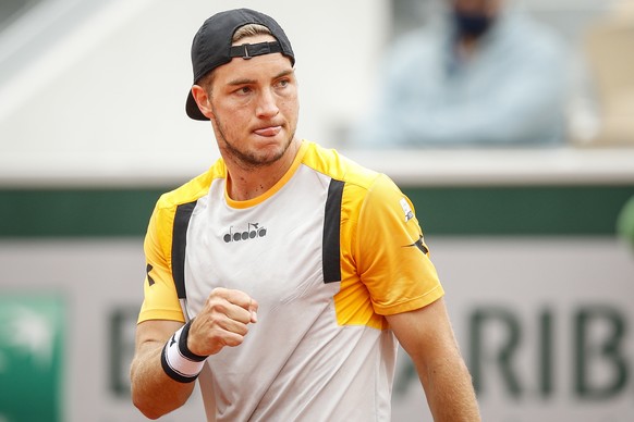 epa09249219 Jan-Lennard Struff of Germany reacts during the 3rd round match against Carlos Alcaraz of Spain at the French Open tennis tournament at Roland Garros in Paris, France, 05 June 2021. EPA/YO ...