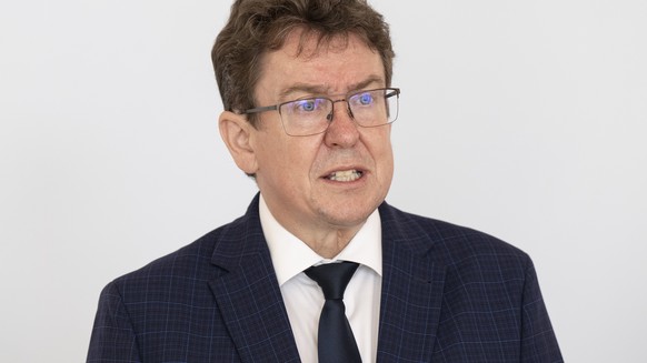 Bundesrat Albert Roesti spricht an einem Point de Presse ueber die Situation der gesperrten Nationalstrasse A13, am Dienstag, 25. Juni 2024, in Bern. Infolge Unwetter und Zerstoerung eines Teilstuecke ...