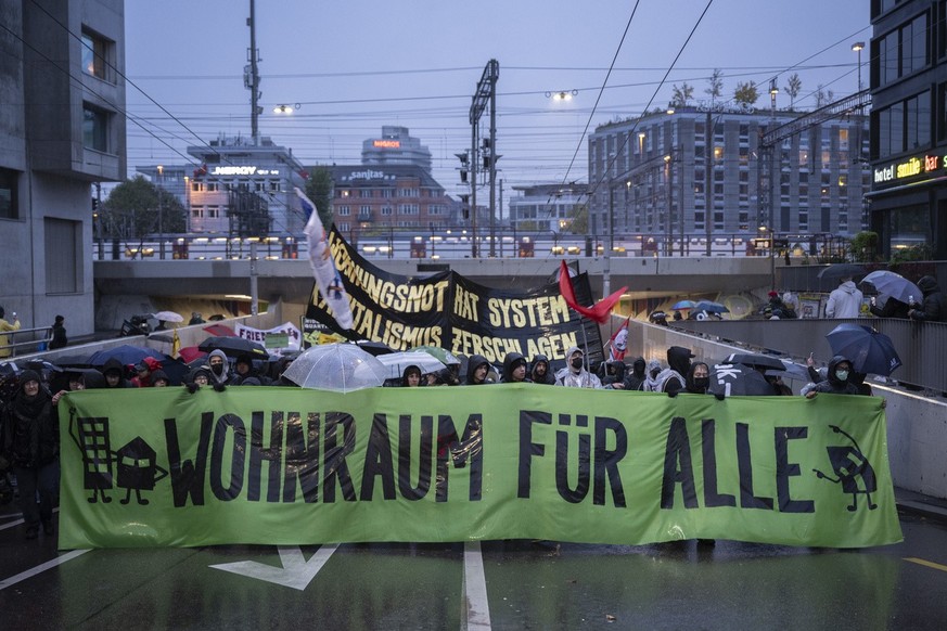 Stadtbewohner demonstrieren gegen die steigenden Wohnkosten und die zunehmende Gentrifizierung, am Samstag, 4. November 2023 in Zuerich. (KEYSTONE/Ennio Leanza)