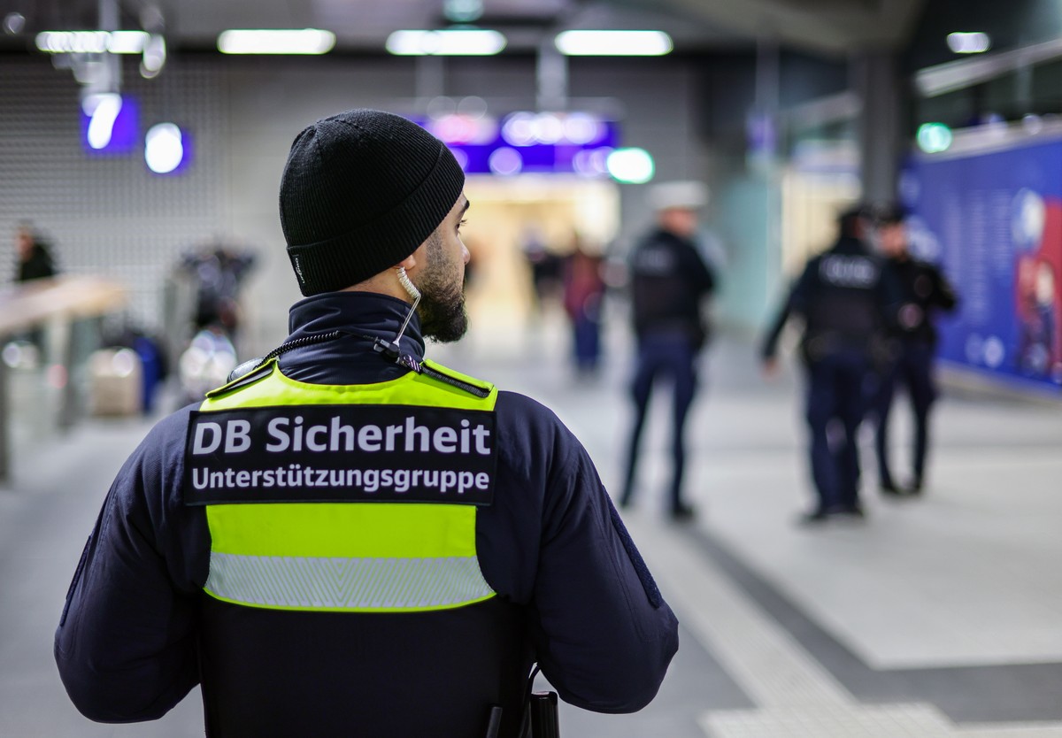 epa12664390 Railway security staff and police officers keep watch at the main railway station in Berlin, Germany, 20 January 2026. German railway operator Deutsche Bahn (DB) has launched an 'imme ...