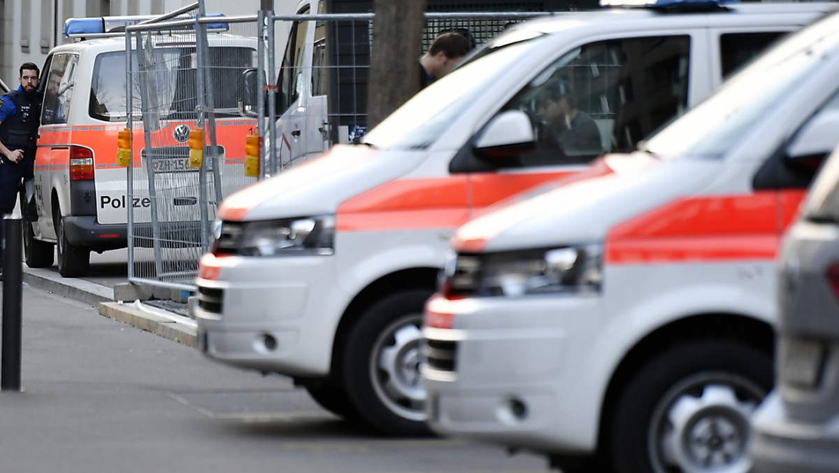 In der Stadt Zürich ist es am Freitag und in der Nacht auf Samstag zu mehreren tätlichen Auseinandersetzungen gekommen. Die Stadtpolizei Zürich nahm vier mutmassliche Täter fest, fünf Personen wurden  ...