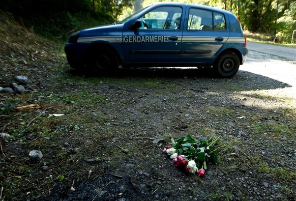 epa03390144 Flowers lay at the site where four people died in a shooting at a parking in Chevaline, near the Annecy Lake, France, 08 September 2012. French prosecutors launched a formal murder investi ...