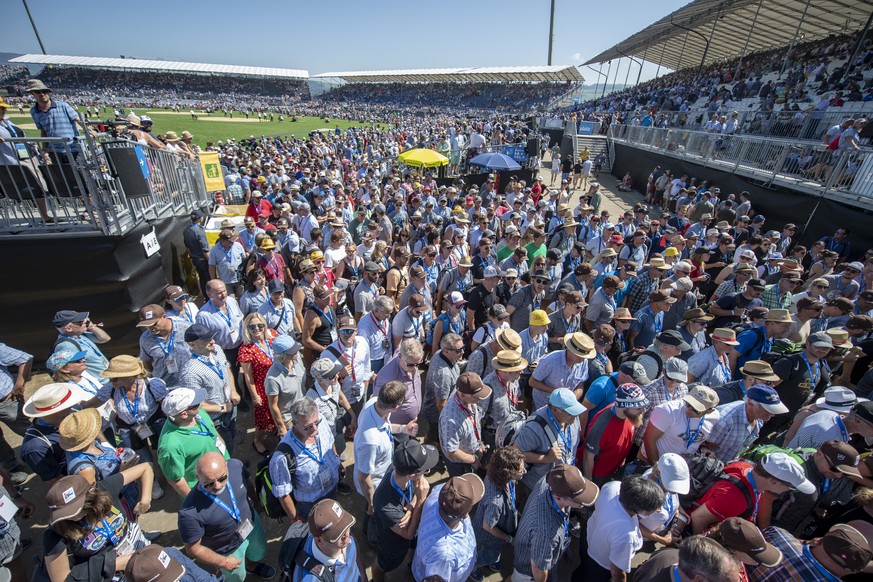 Die Schwinger Fans draengen fuer die Mittagspause zum Ausgang der Schwingerarena am Eidgenoessischen Schwing- und Aelplerfest (ESAF) in Zug, am Sonntag, 25. August 2019. (KEYSTONE/Urs Flueeler)