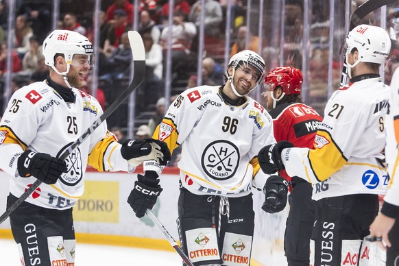 De gauche a droite, la joie de Mirco Mueller (HCL), Brendan Perlini (HCL) suite au but (1:3) de Zach Sanford (HCL), lors du match du championnat suisse de hockey sur glace de National League entre Lau ...