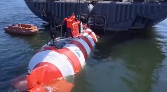 Screenshot aus einem älteren Video des russischen Verteidigungsministeriums: Eines der verdächtigen Schiffe verfügt über ein Mini-U-Boot.
