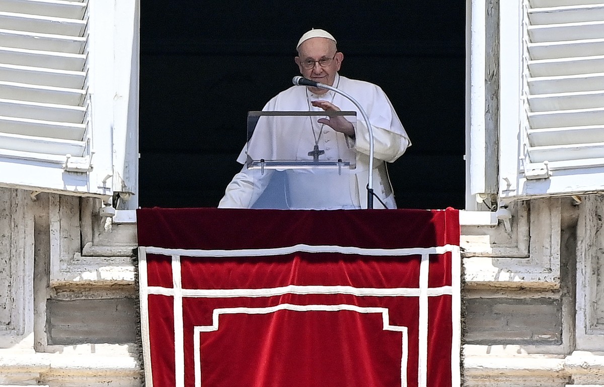 epa10735817 Pope Francis leads his Sunday Angelus prayer from the window of his office overlooking Saint Peter's Square, Vatican City, 09 July 2023. EPA/RICCARDO ANTIMIANI