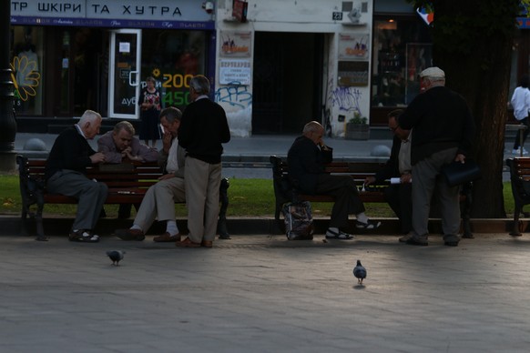 Im Gegensatz zur Schweiz treffen sich ältere Menschen in anderen Ländern sehr oft im Park. Hier in der ukrainischen Stadt Lwiw.