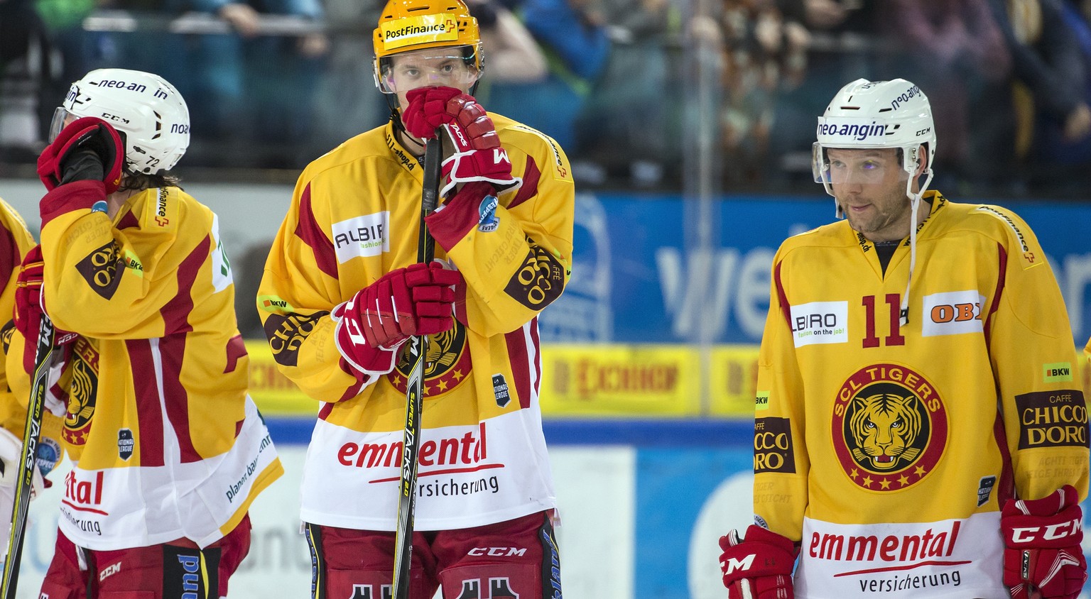 Enttaeuschung bei Langnaus Samuel Erni, Langnaus Eero Elo und Langnaus Aaron Gagnon, von links, beim Eishockeyspiel der National League zwischen dem EV Zug und den SCL Tigers, am Freitag, 2. Februar 2 ...