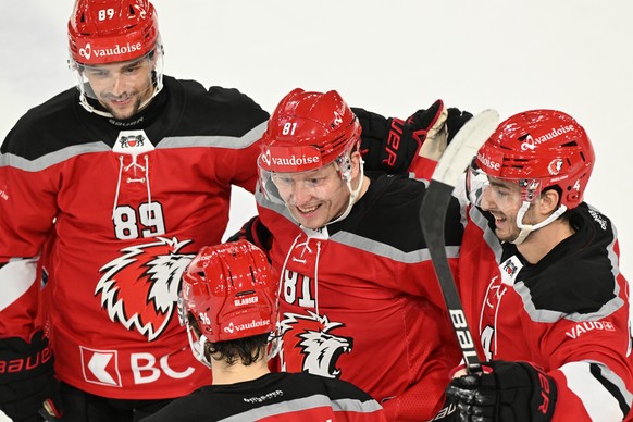 Lausannes Cody Almond, Andrea Glauser, Ronalds Kenins, Makai Holdener, von links, jubeln beim 1:3 beim Eishockey-Qualifikationsspiel der National League zwischen den SCL Tigers und dem Lausanne HC, am ...