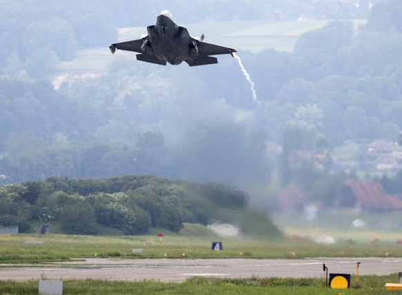 Der Kampfjet hebt ab: Das Parlament bewilligt den Kauf neuer Kampfflugzeuge für 6 Milliarden Franken. Das letzte Wort hat das Volk. (Archivbild)