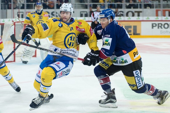 Biel, 19.09.2015, Eishockey NLA, EHC Biel - HC Davos, Davos Claude-Curdin Paschoud gegen Biels Matthias Rossi (Monika Majer/EQ Images)