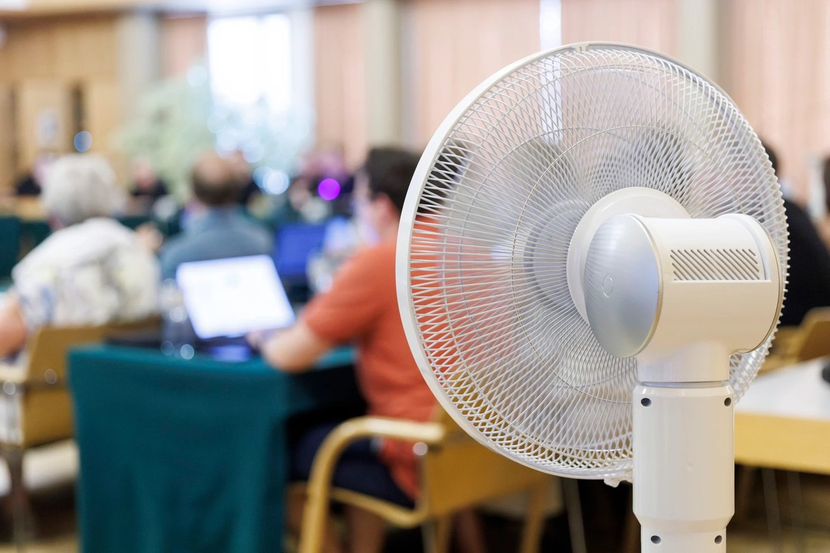Un ventilateur apporte un peu de fraîcheur pendant la vague de chaleur de juin. De nombreux bâtiments en Suisse ne sont pas climatisés. (Image symbolique).
