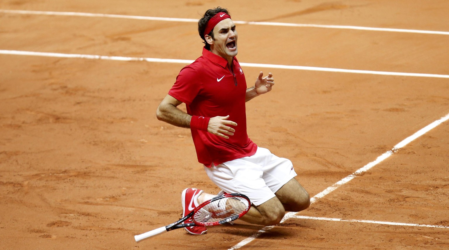 Der Moment der doppelten Erlösung: Federer schlägt Gasquet und muss nicht mehr mit lädiertem Rücken Tennis spielen.