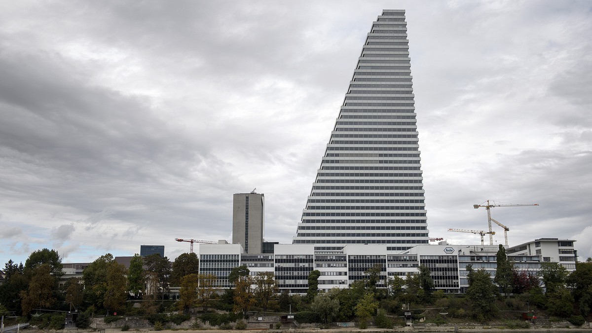 Der Bau 1 des Pharmakonzerns Roche, aufgenommen am Freitag, 18. September 2015, in Basel. In Basel ist am Freitag das hoechste Gebaeude der Schweiz eingeweiht worden. Der 178 Meter hohe Bau 1 des Phar ...