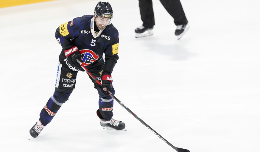 Le defenseur fribourgeois Philippe Furrer lors du match du championnat suisse de hockey sur glace de National League entre le HC Fribourg Gotteron et le ZSC Lions, ce dimanche, 7 fevrier 2021, a la pa ...